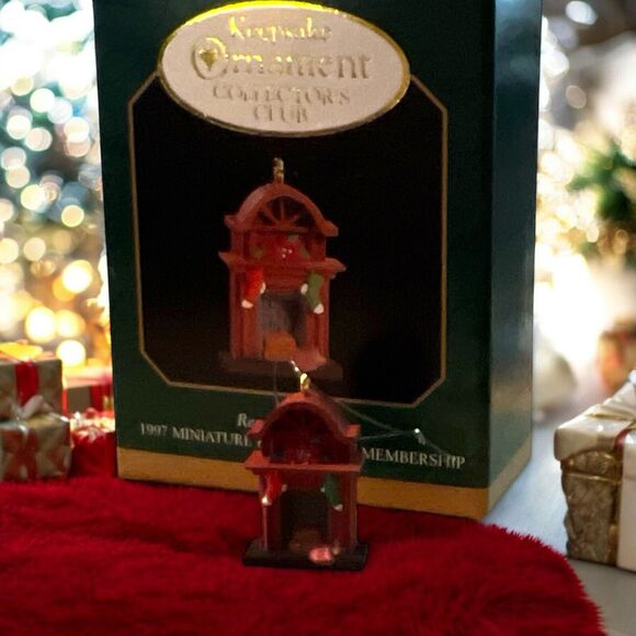 1997 HALLMARK KEEPSAKE READY FOR SANTA MINIATURE MEMBERSHIP ORNAMENT (CB9964) - Picture 4 of 6